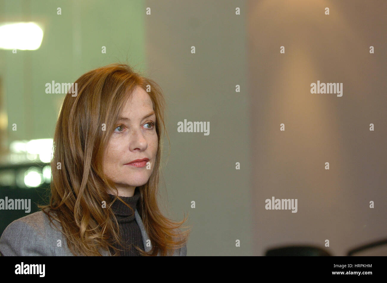 Luxembourg 01.12.2005, l'actrice française Isabelle Huppert pose pour les médias au Luxembourg Théâtre National. Banque D'Images