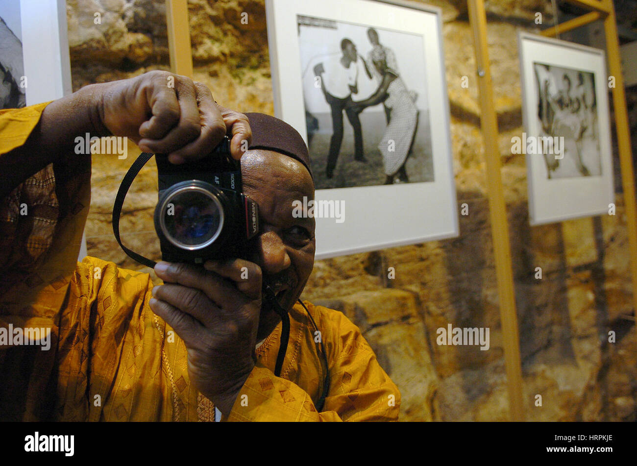 Luxembourg 09.11.2005. Photographe Malien Malick Sidibé posent devant son exposition in Luxembourg. Banque D'Images