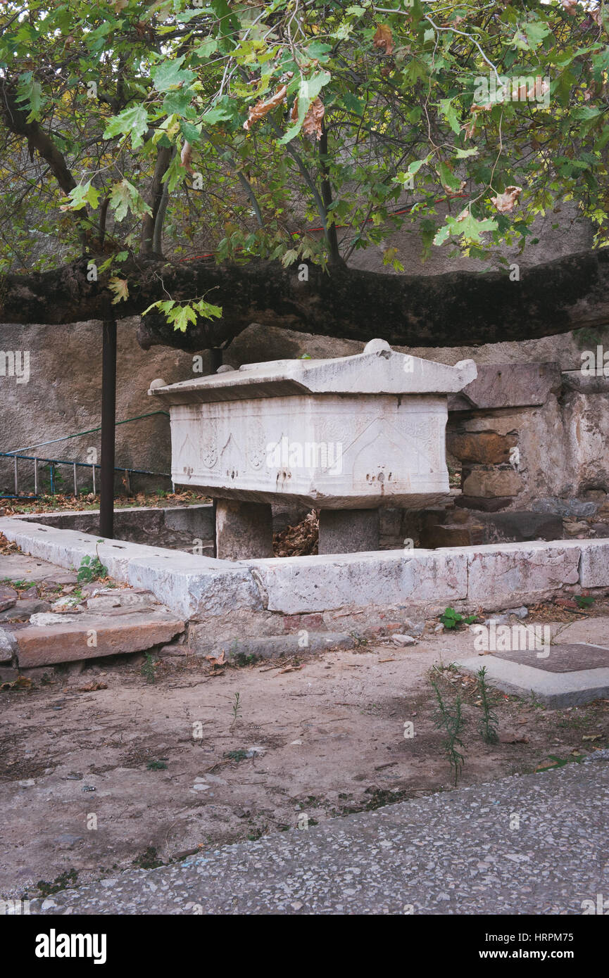 Un ancien sarcophage transformé en une fontaine d'eau au cours de la période ottomane, sous un platane à l'intérieur du château de Chios. Banque D'Images
