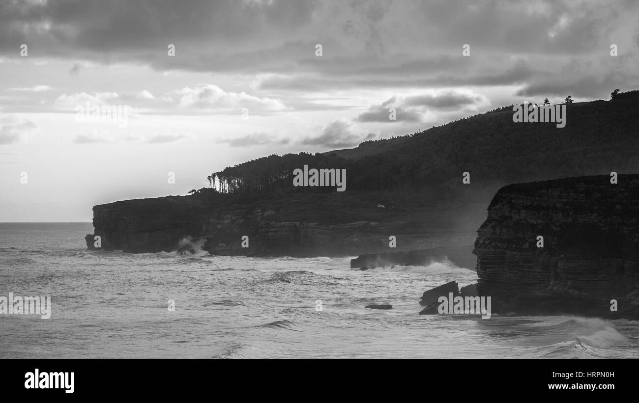 Sur un voyage sur la route avec un camping-car dans le grand nord de l'Espagne. Le long de la côte nord-ouest de l'océan atlantique. Les paysages, la nature et la capture de surf Banque D'Images
