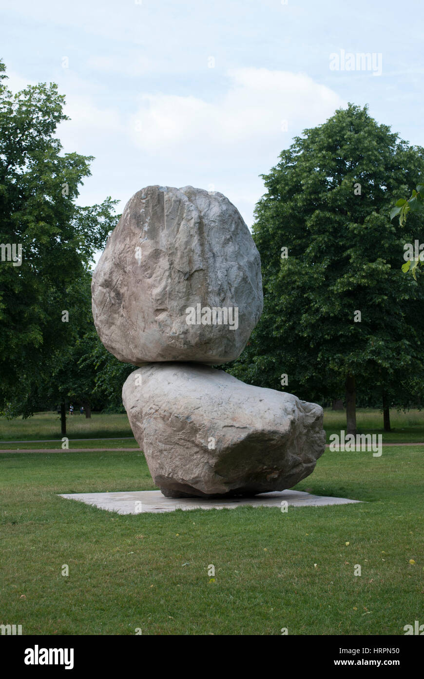 "Rocher au-dessus d'une autre sculpture Rock' par Peter Fischli et David Weiss à la Serpentine Gallery, Kensington Gardens, Hyde Park, London Banque D'Images