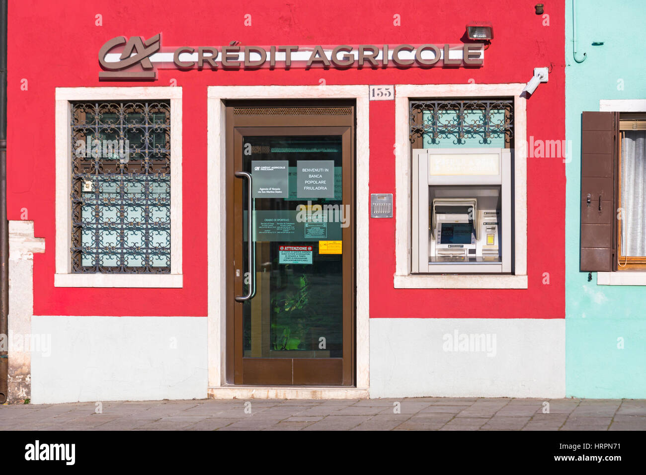 Credit Agricole banque avec distributeur automatique de billets, trou dans  le mur, à Burano, Venise, Italie en janvier Photo Stock - Alamy