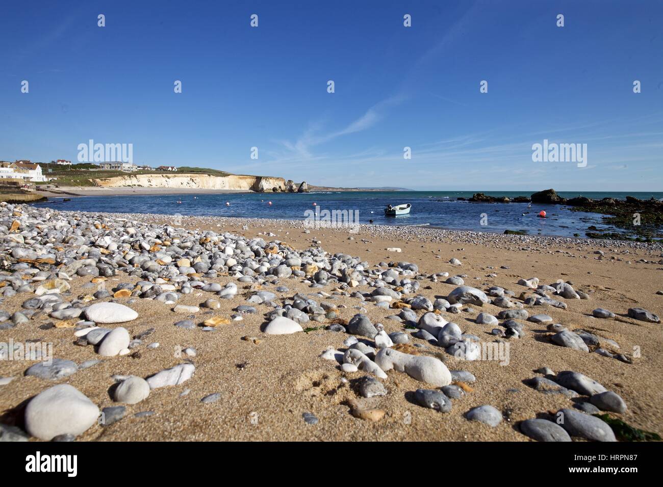 Sur la plage à marée basse sur une journée ensoleillée à Freshwater Bay, île de Wight Banque D'Images