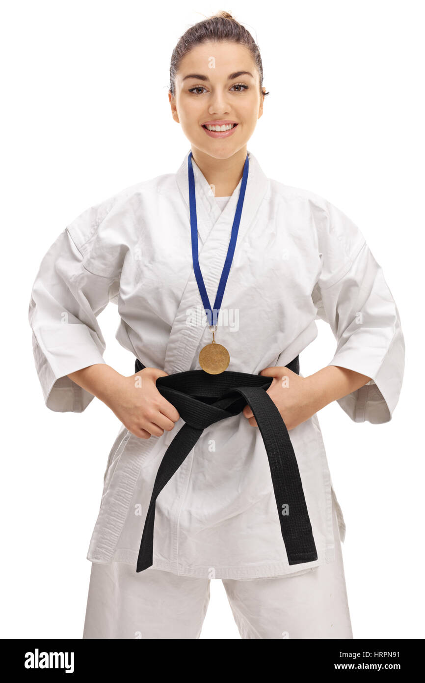Karate girl avec une médaille d'or en souriant et regardant la caméra isolé sur fond blanc Banque D'Images