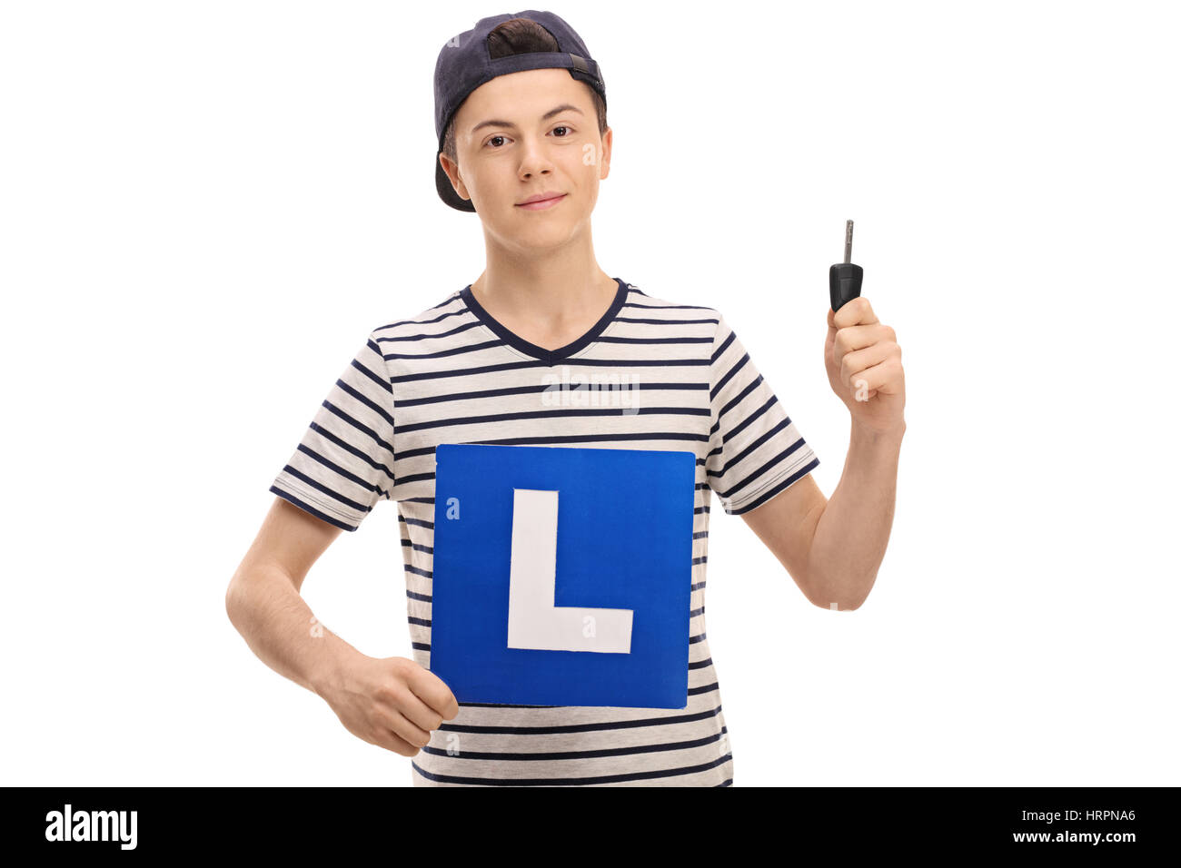 Teenage boy holding une l-signe et une clé de voiture isolé sur fond blanc Banque D'Images