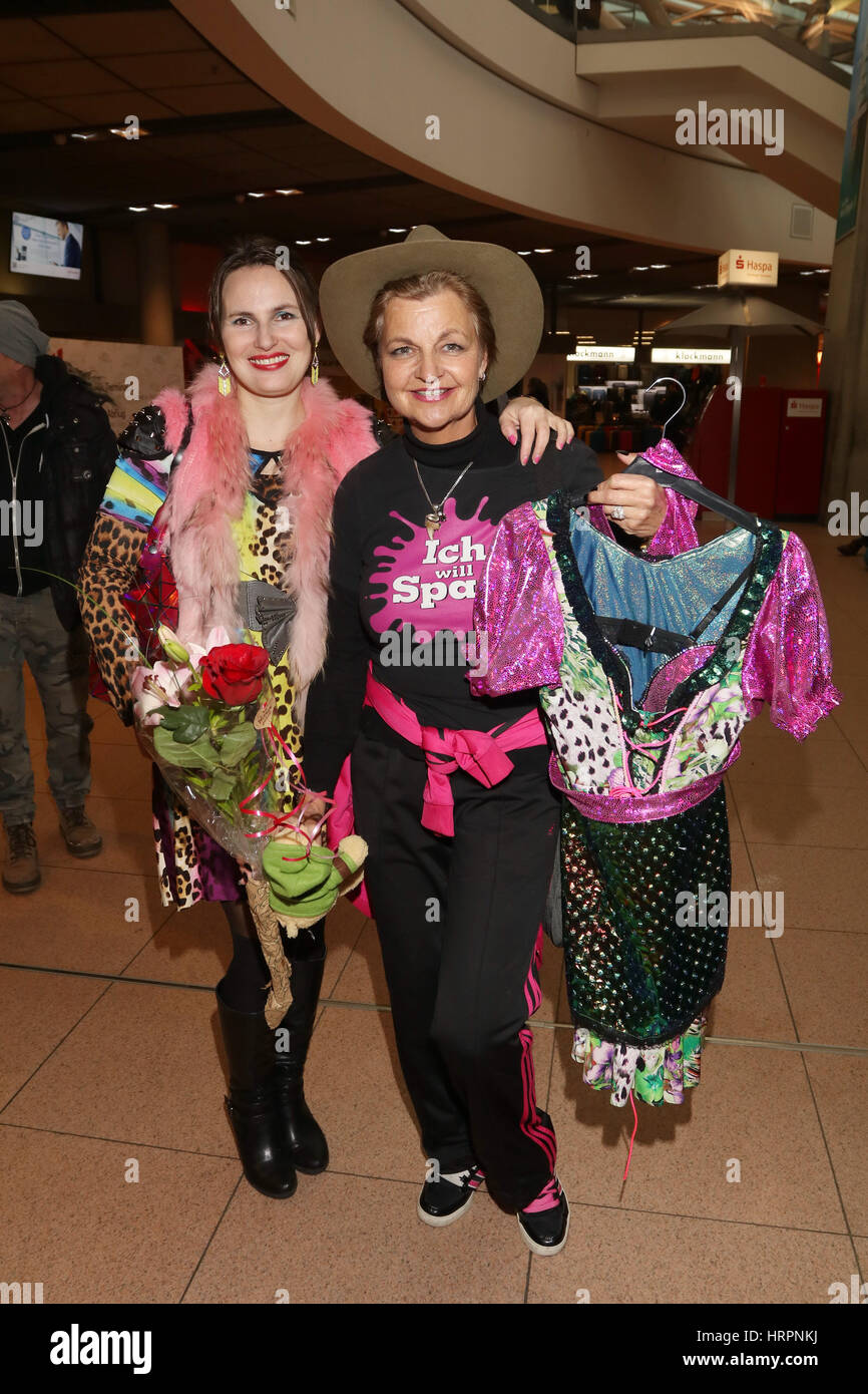 Investiture Dschungelcamp FRL. Menke arrivant à l'aéroport de Hambourg. En vedette : FRL. Menke, Franziska Menke Où : Hambourg, Allemagne Quand : 31 Jan 2017 Banque D'Images