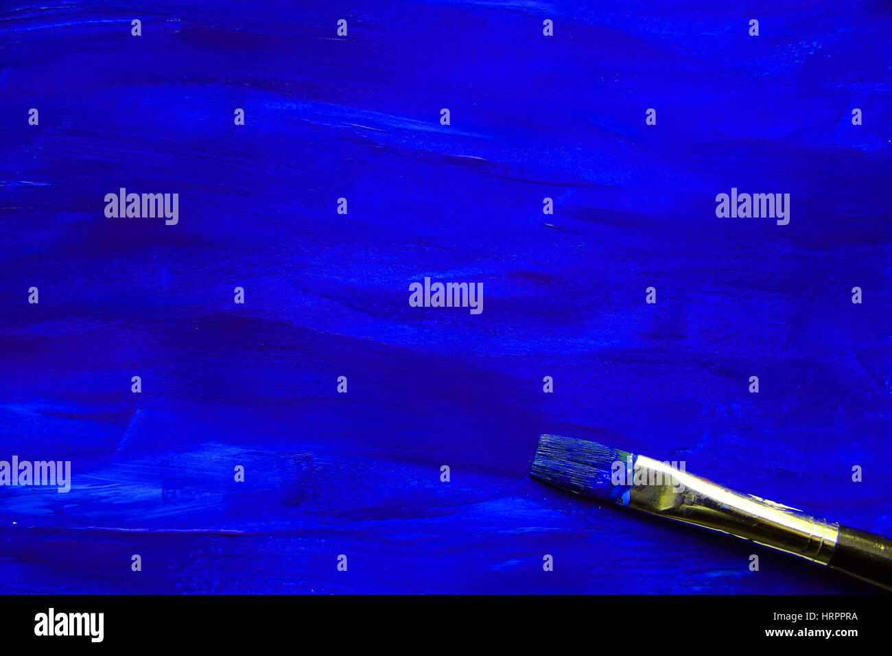 Gros plan de l'arrière-plan de la peinture bleu sur le pinceau Banque D'Images