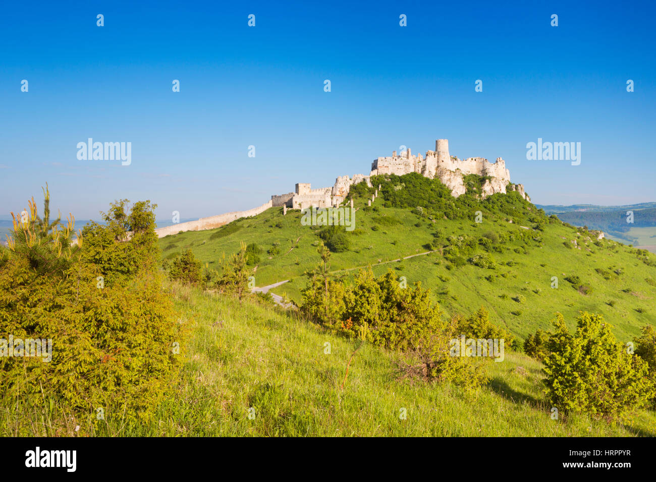 Les ruines de château de Spiš en Slovaquie sur une journée ensoleillée. Banque D'Images