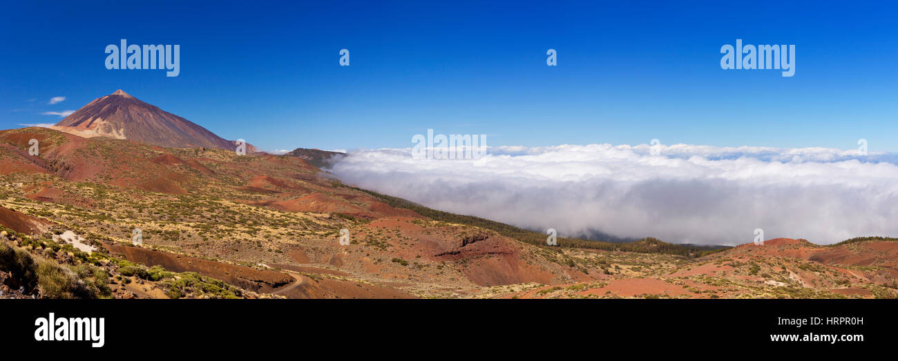 Le sommet du mont Teide à Tenerife, Îles Canaries, Espagne au-dessus des nuages. Banque D'Images