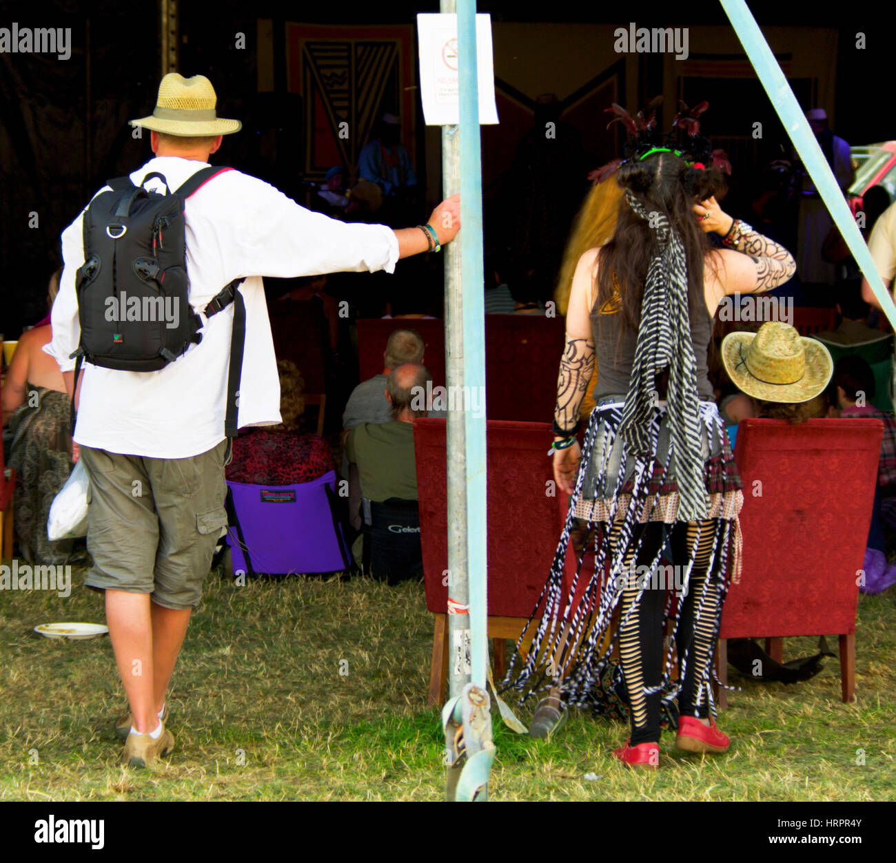 Deux personnes regardant un acte à l'édition 2010 du festival de musique de WOMAD. Banque D'Images