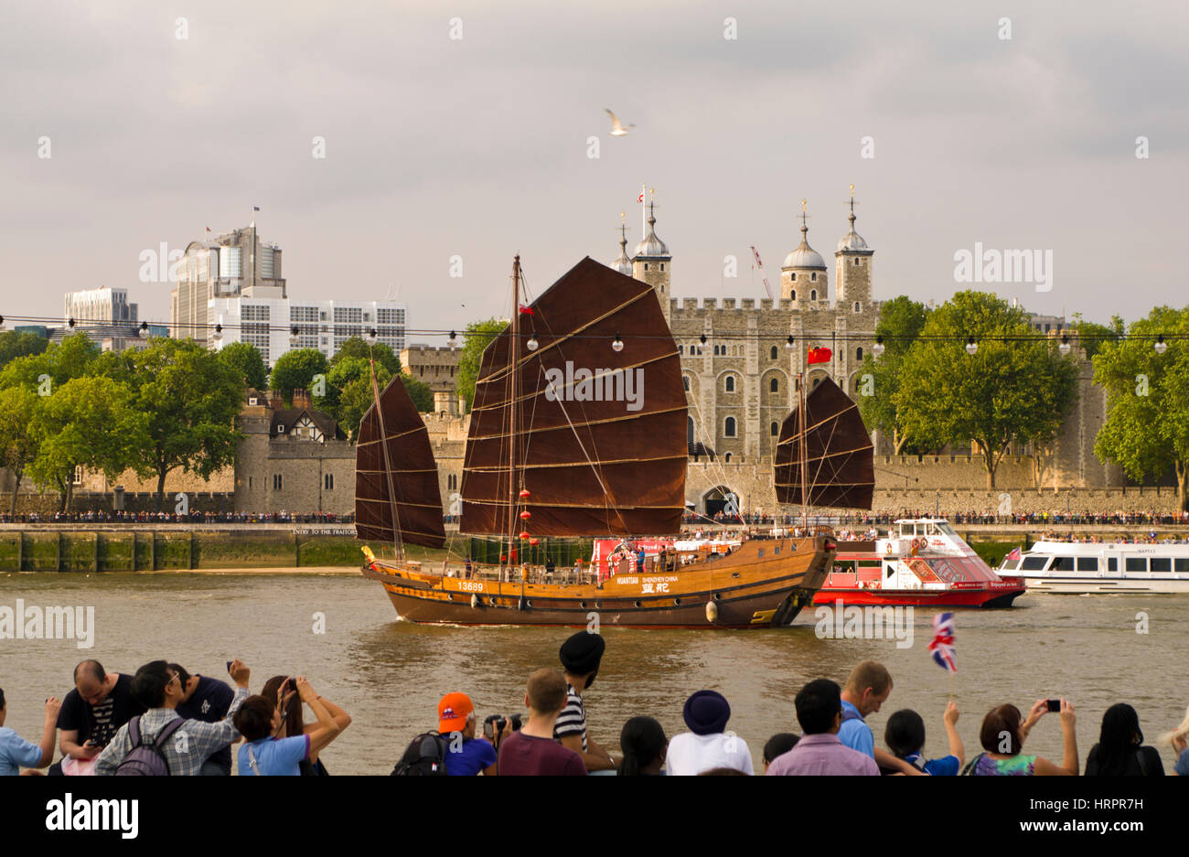 Le business de Shenzhen, une jonque chinoise jusqu'à la Tamise, Londres, Angleterre, Royaume-Uni Banque D'Images