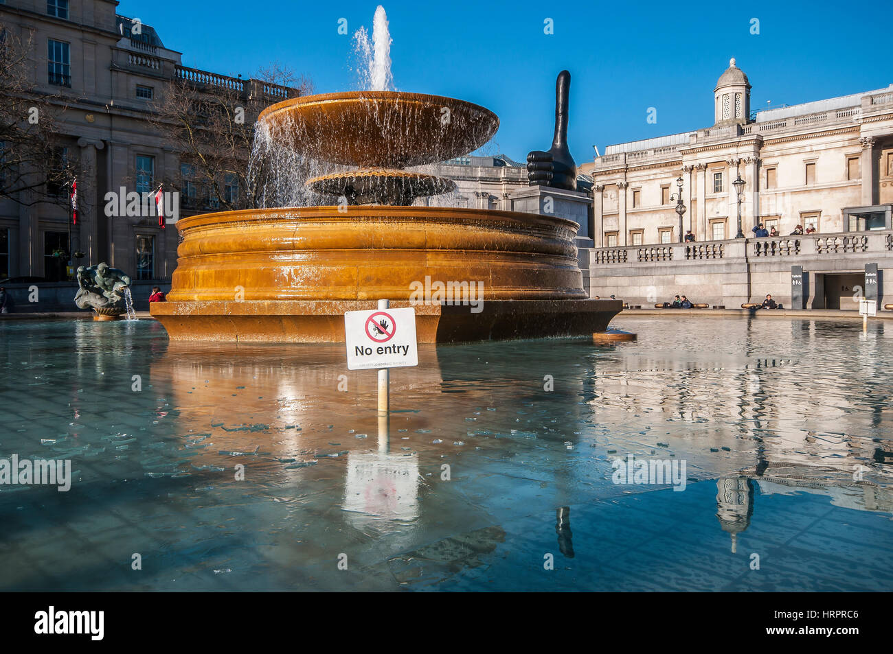 Fontaine à Trafalgar Square, Londres, Royaume-Uni, avec de la glace sur l'eau en hiver. Ciel bleu vif Banque D'Images
