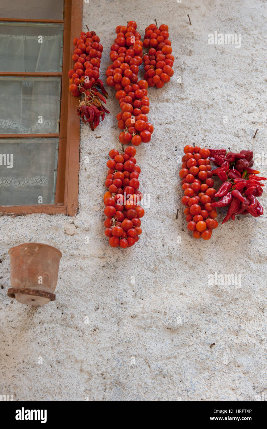Les tomates à sécher sur un mur d'une maison ancienne dans le village de Pyrgi à Chios, Grèce. À Chios Pyrgi est connu comme le 'village' peint sur compte Banque D'Images