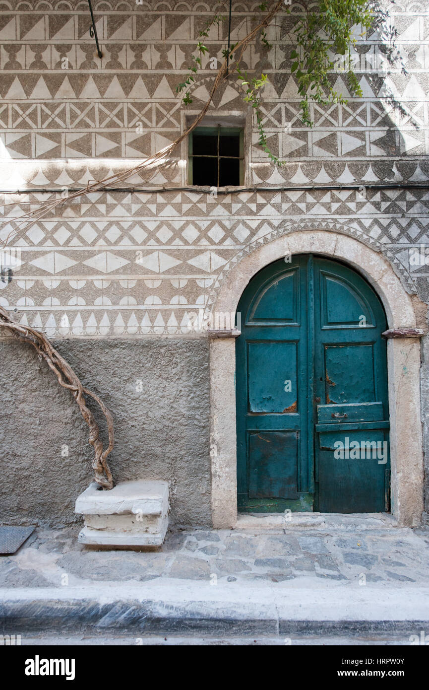 Les rues du village médiéval de Pyrgi à Chios avec maisons couvertes de sgraffites (xysta) motifs décoratifs. À Chios Pyrgi est connue sous le nom de ' Banque D'Images