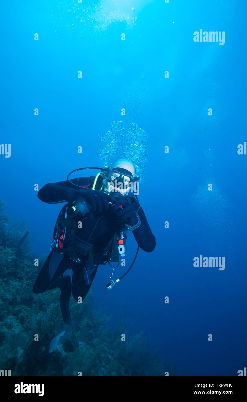 Heureux les jeunes de plongée sous marine natation près de coral reef, Cuba Banque D'Images