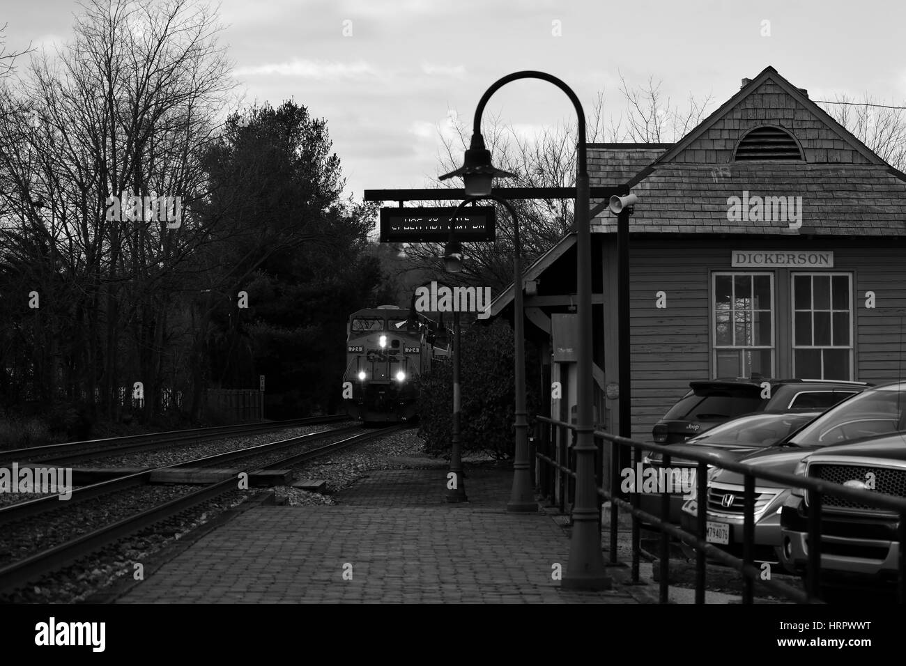 Photo noir et blanc de la gare ferroviaire de banlieue rurale Banque D'Images