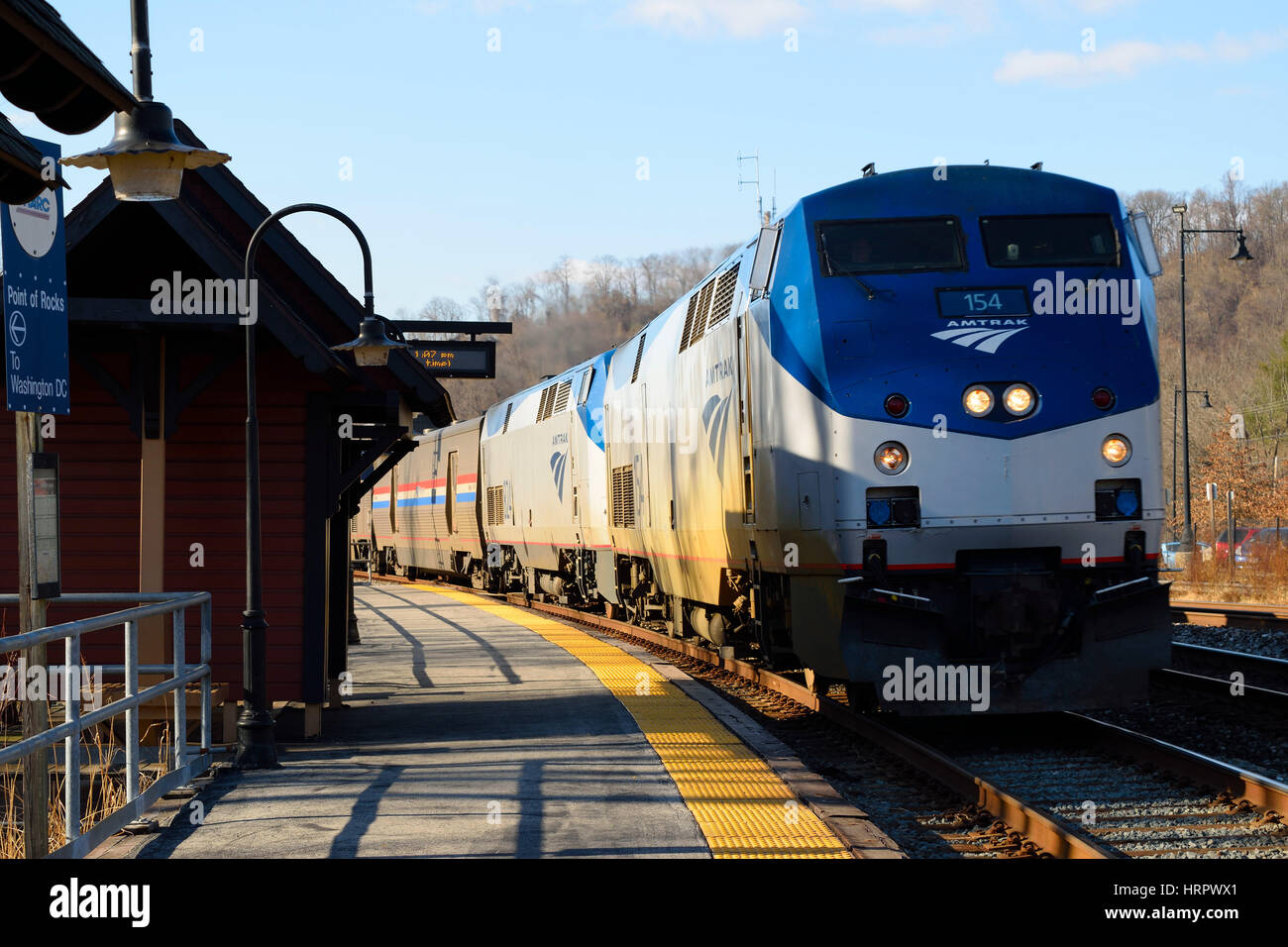 Voyageurs d'Amtrak train dans la gare de banlieue rurale Banque D'Images