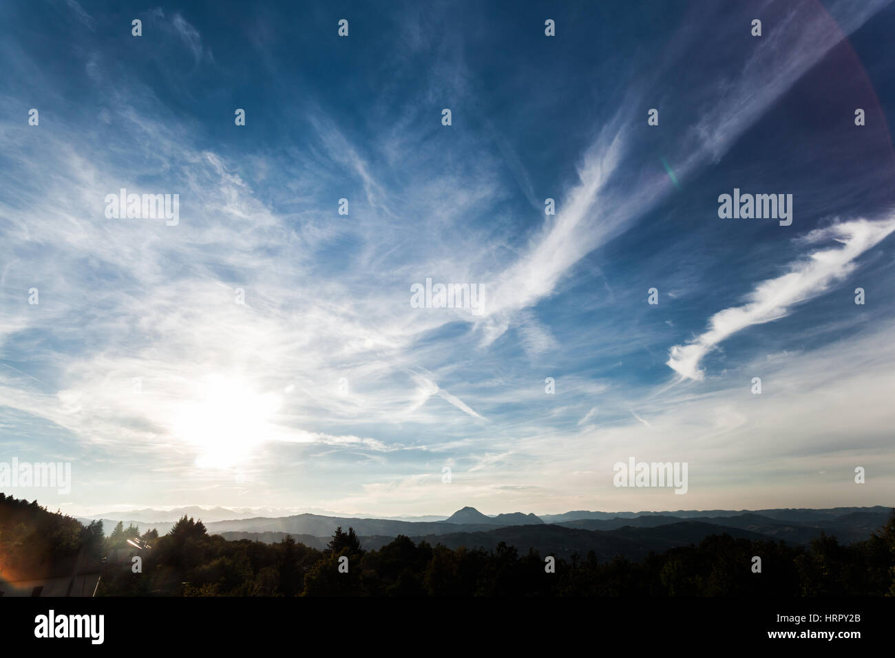 Ciel bleu et nuages paysage lignes formes Banque D'Images