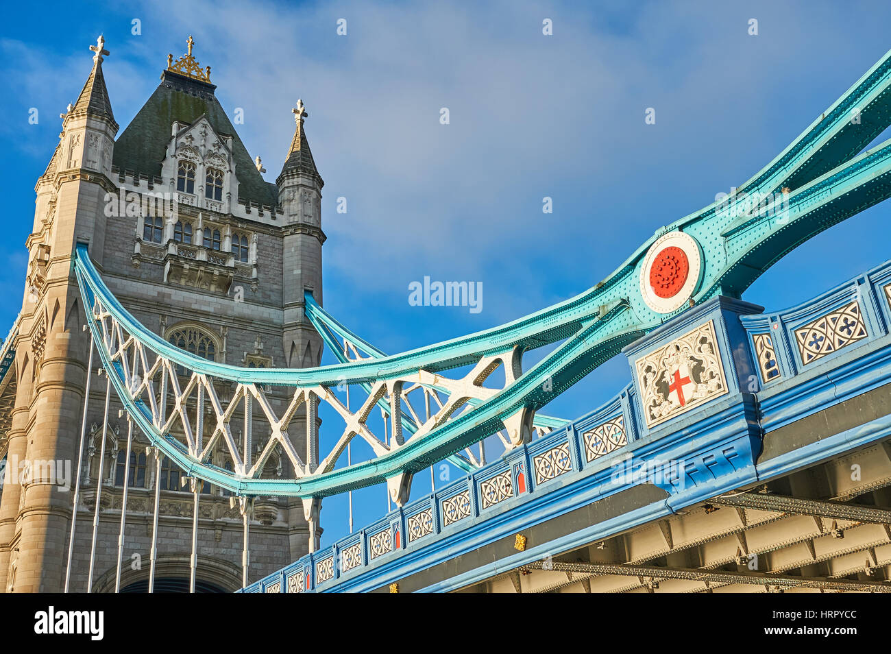 Tower Bridge est un pont basculant sur la Tamise à Londres.. C'est le pont le plus à l'Est de la ville et marque le bassin de Londres Banque D'Images