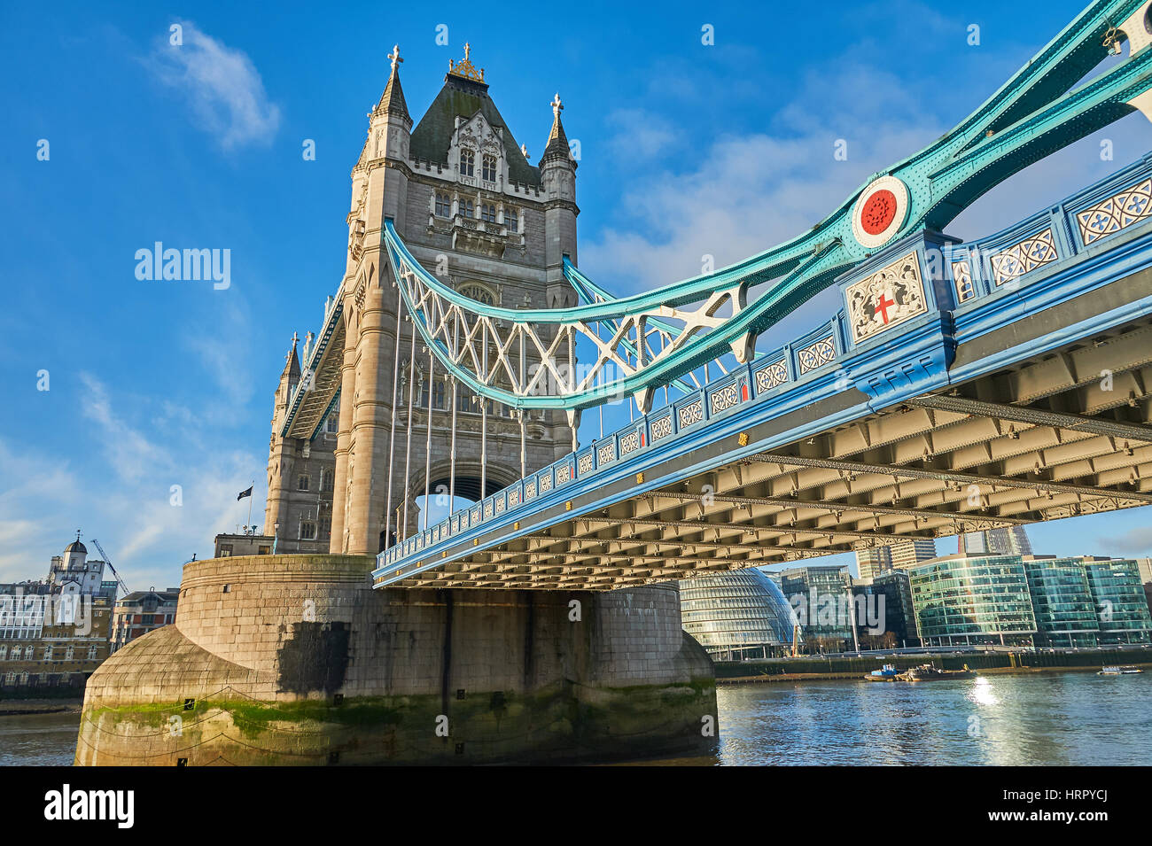 Tower Bridge est un pont basculant sur la Tamise à Londres.. C'est le pont le plus à l'Est de la ville et marque le bassin de Londres Banque D'Images