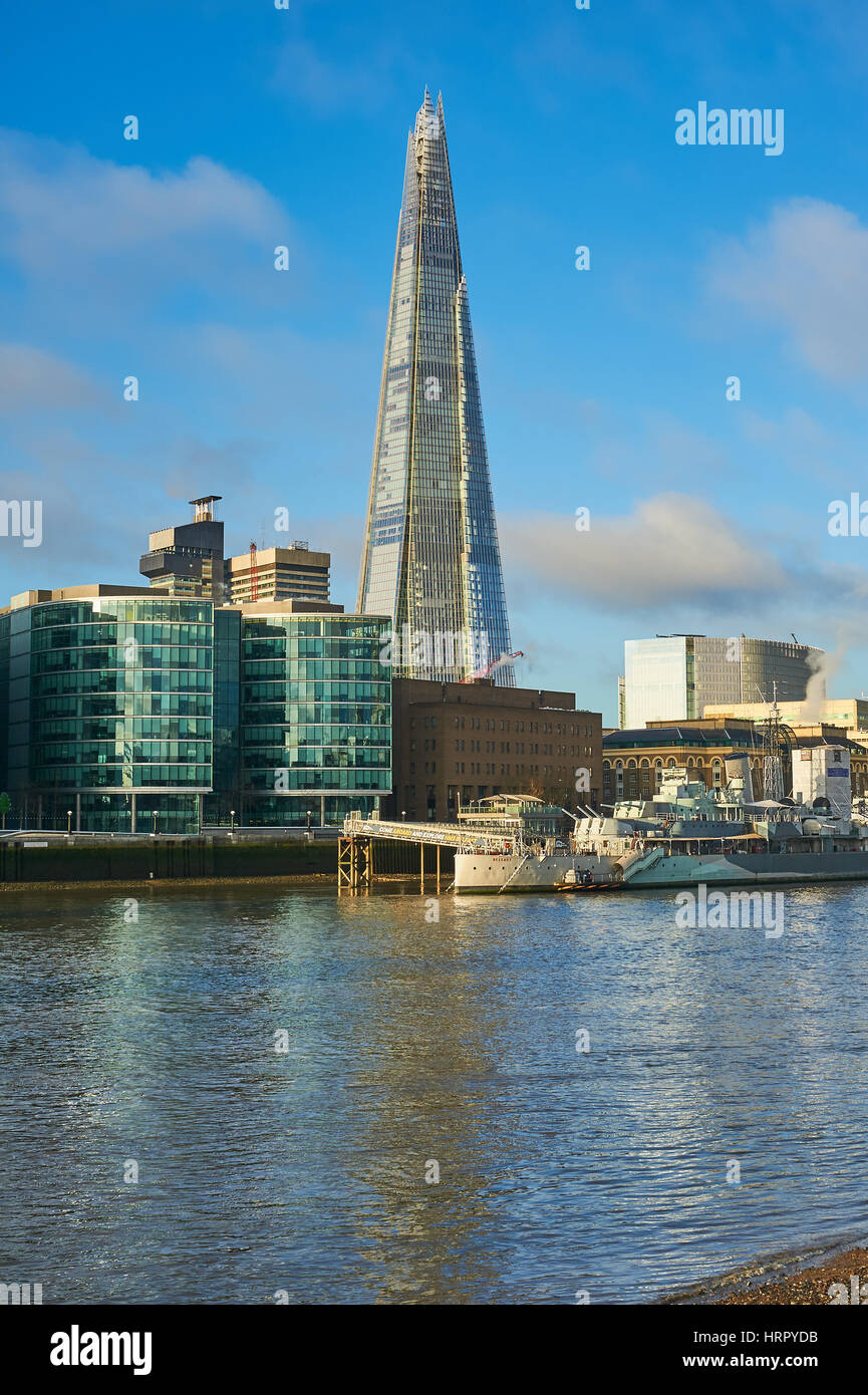Le fragment sur la rive sud de la Tamise à Londres, domine l'horizon et est le plus haut édifice de la ville. Banque D'Images
