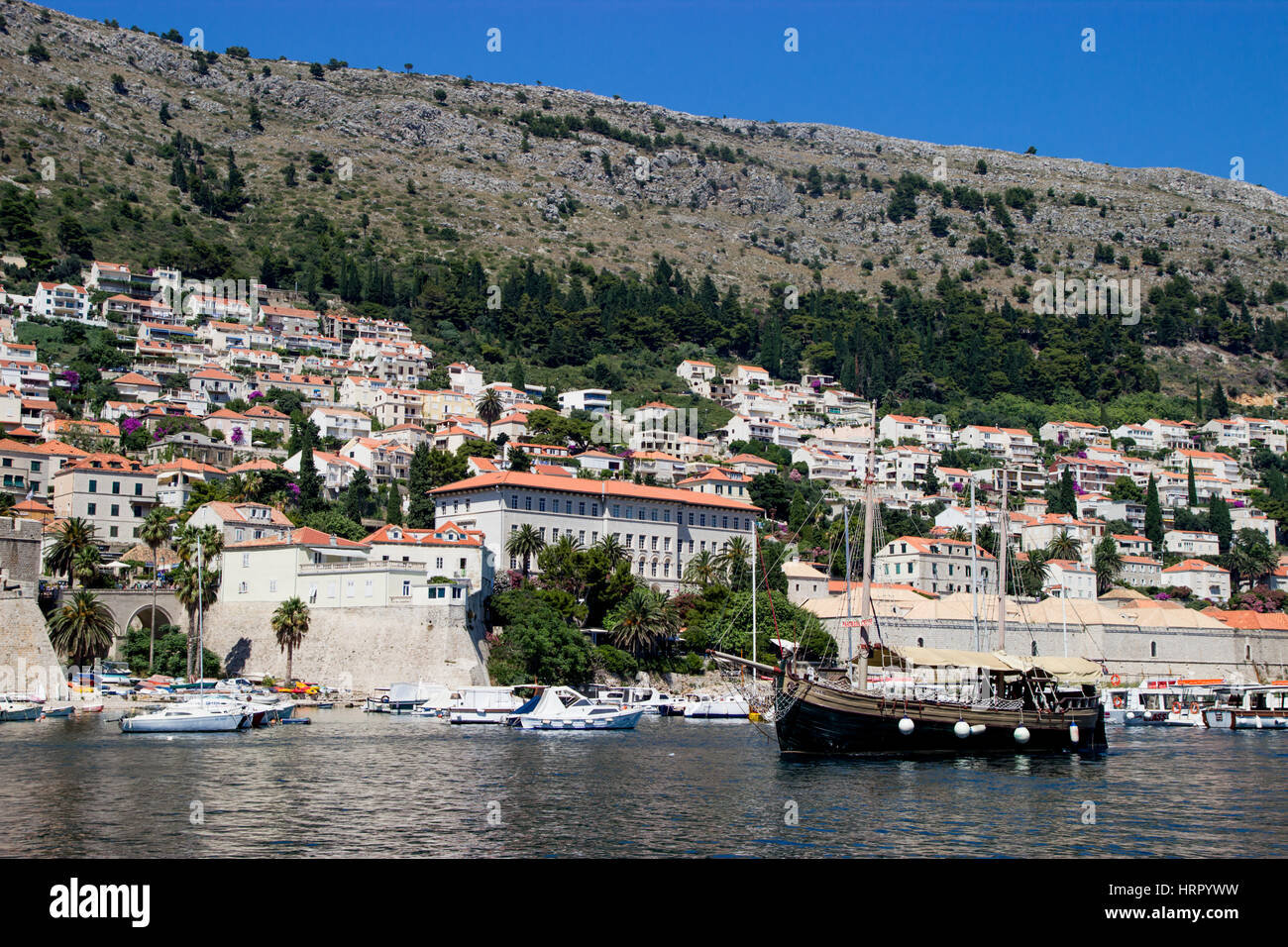 La vieille ville de Dubrovnik à pied près de la mer Banque D'Images
