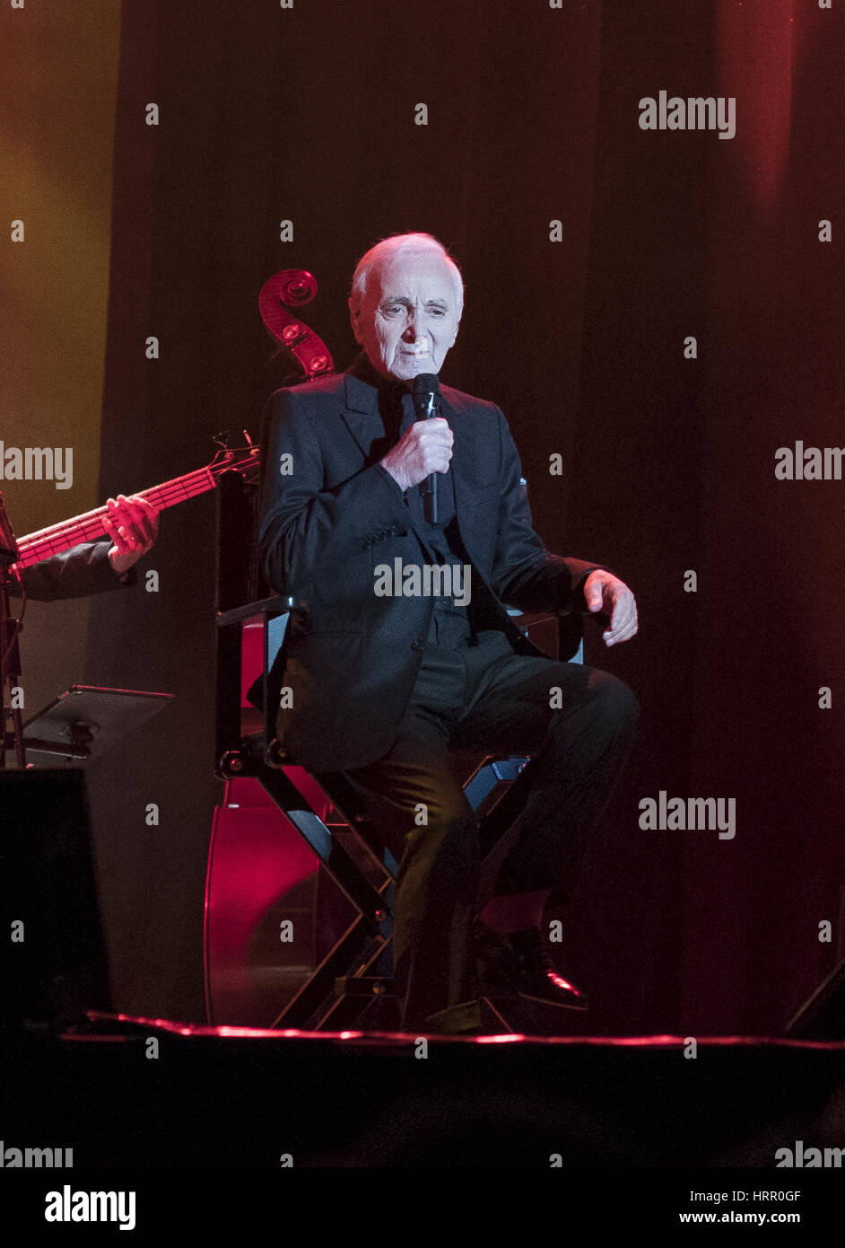 Chanteur français Charles Aznavour de 92 ans, joue sur la scène pendant le concert eu lieu à Barclaycard Centre. Aznavour est bien connu pour des chansons telles que 'La Boheme', 'La Mamma' ou 'Venece sans vous' Avec : Charles Aznavour Où : Madrid, Espagne lor Banque D'Images Chanteur français Charles Aznavour de 92 ans, joue sur la scène pendant le concert eu lieu à Barclaycard Centre. Aznavour est bien connu pour des chansons telles que 'La Boheme', 'La Mamma' ou 'Venece sans vous' Avec : Charles Aznavour Où : Madrid, Espagne lor Banque D'Images