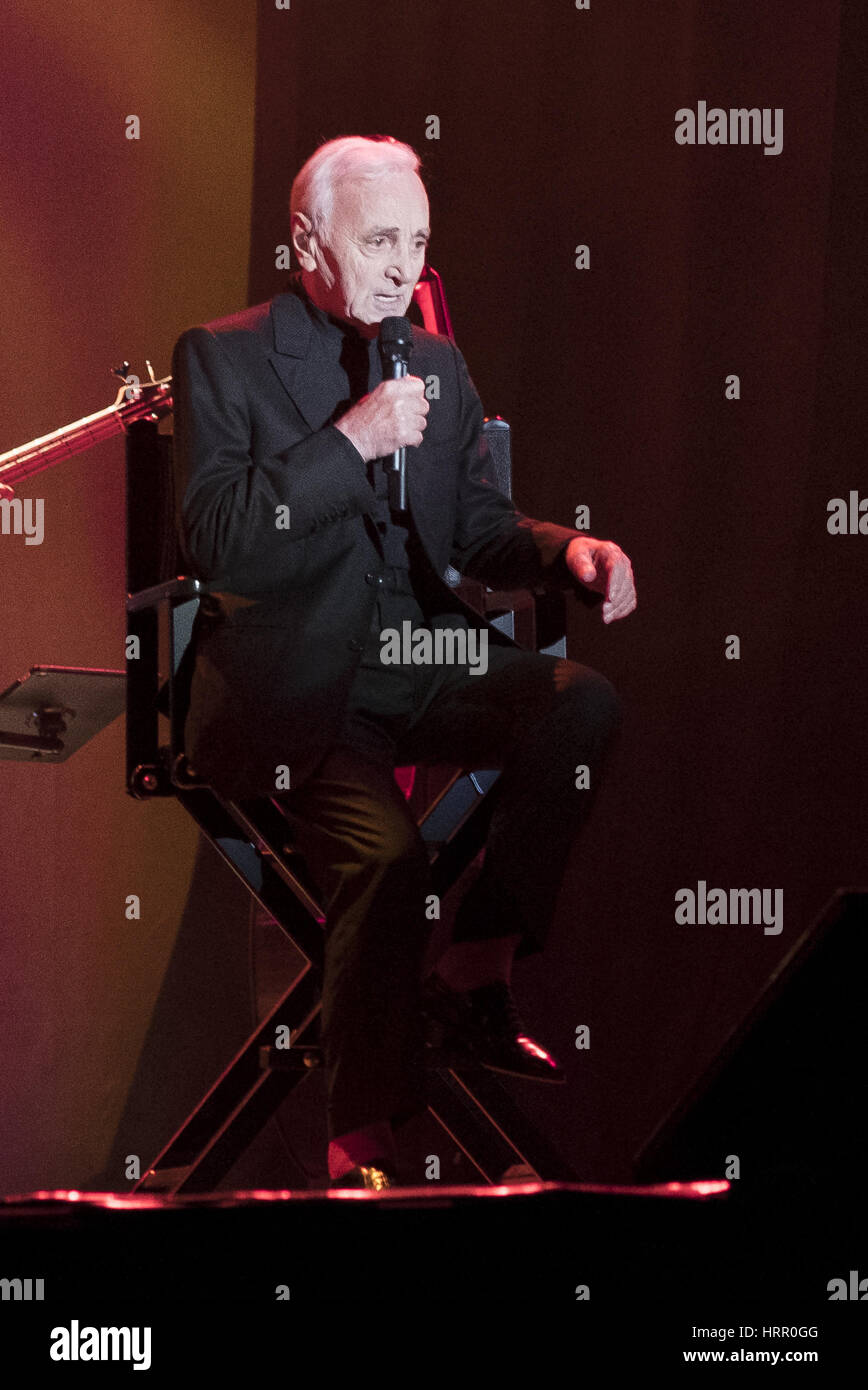 Chanteur français Charles Aznavour de 92 ans, joue sur la scène pendant le concert eu lieu à Barclaycard Centre. Aznavour est bien connu pour des chansons telles que 'La Boheme', 'La Mamma' ou 'Venece sans vous' Avec : Charles Aznavour Où : Madrid, Espagne lor Banque D'Images Chanteur français Charles Aznavour de 92 ans, joue sur la scène pendant le concert eu lieu à Barclaycard Centre. Aznavour est bien connu pour des chansons telles que 'La Boheme', 'La Mamma' ou 'Venece sans vous' Avec : Charles Aznavour Où : Madrid, Espagne lor Banque D'Images