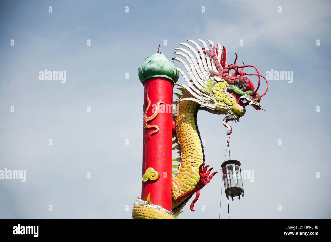 Golden Dragon chinois enroulé autour du pôle à Wat Muang temple en Thaïlande, d'Ang Thong Banque D'Images