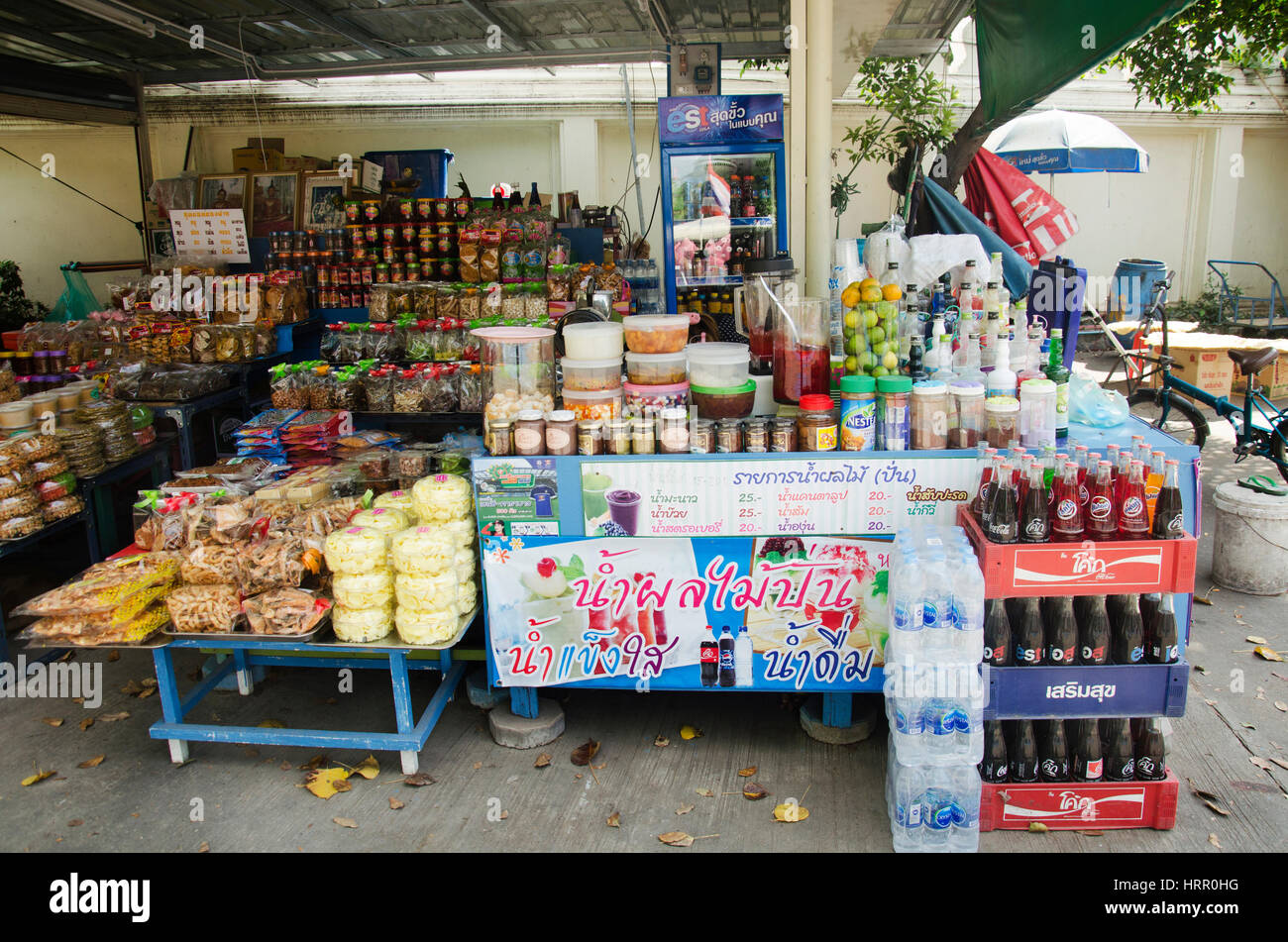 Les thaïs propriétaire vente de produits alimentaires verre et de souvenirs pour les voyageurs à l'échelle locale shop dans Wat Muang temple le 25 janvier 2017 à Ang Thong, Sesana Banque D'Images