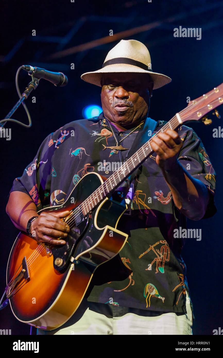 Taj Mahal, le Bluesfest à Byron Bay, le 4 avril 2010. L'un des mondes meilleurs bluesmen montrant comment c'est fait, ce qui porte le blues dans son style aimable. Banque D'Images