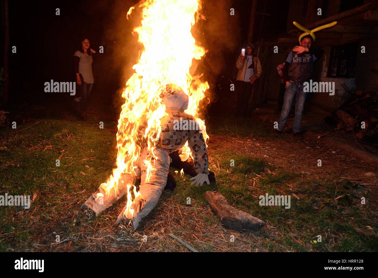 Des marionnettes pour burns sur New Years Eve party dans SAPALACHE Huaringas Las ' ' - HUANCABAMBA.. .Département de Piura PÉROU Marcadores antifaz masqués bl Banque D'Images