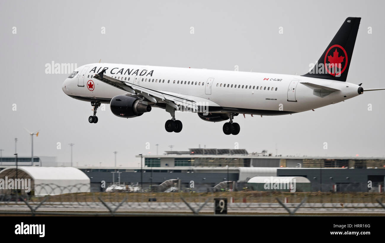 Avion d'Air Canada Airbus A321 peint aux nouvelles couleurs de l'entreprise, de l'atterrissage à l'Aéroport International de Vancouver Banque D'Images