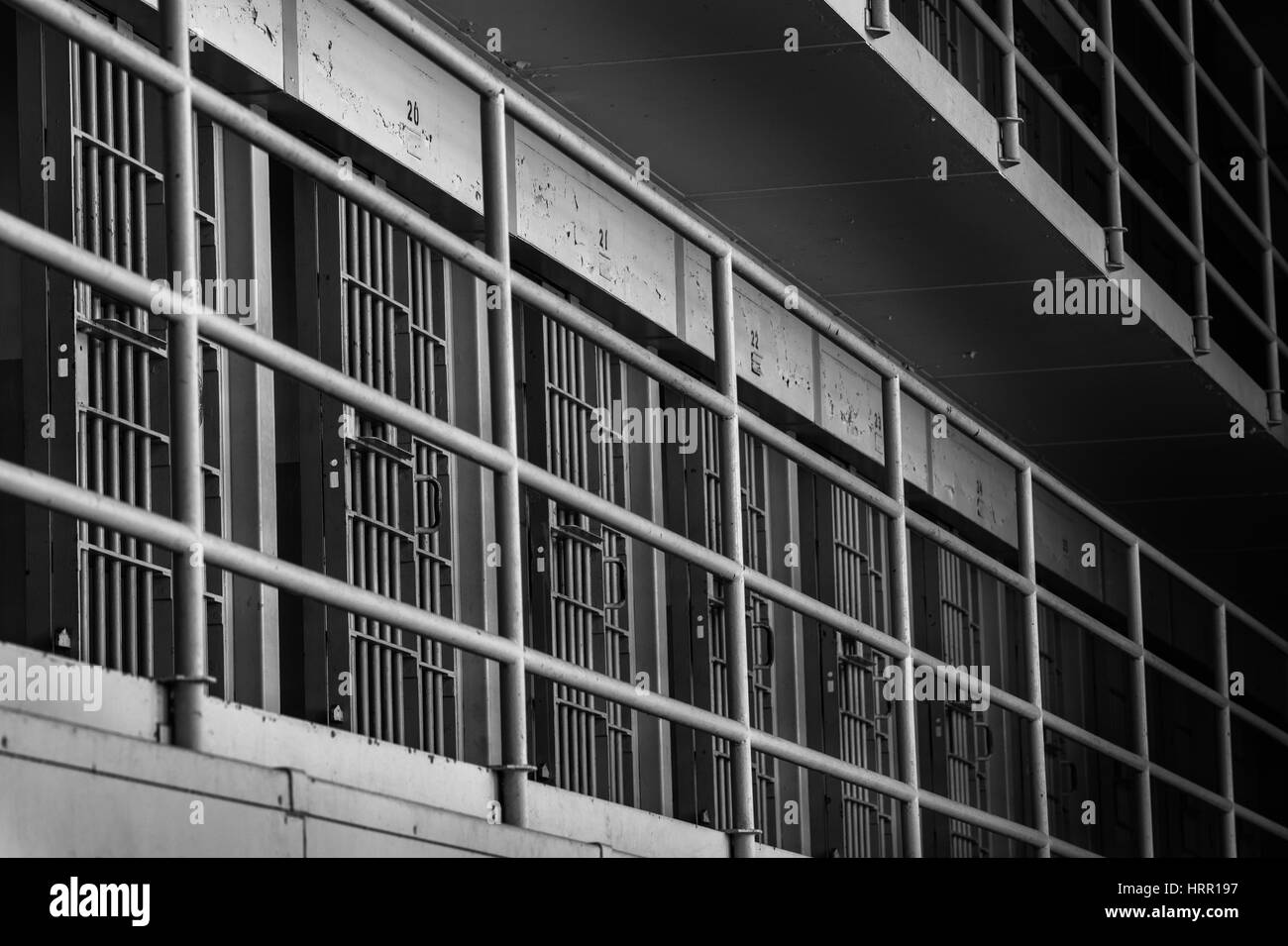 Une rangée de cellule de prison portes à l'intérieur de l'Île Alcatraz prison Banque D'Images