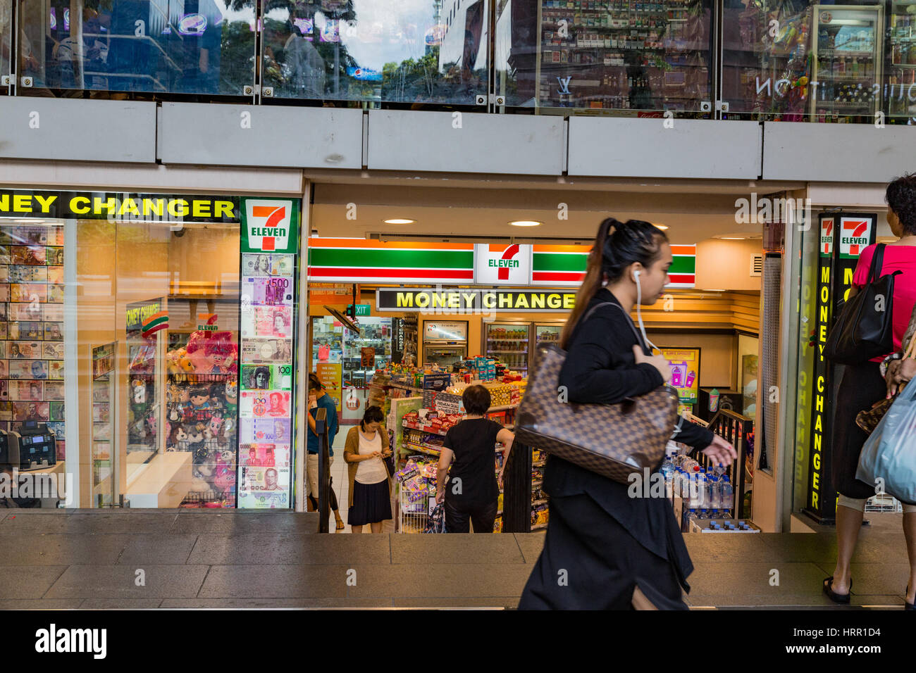 Un 7 Eleven shop et changeur de monnaie dans Orchard Road, à Singapour Banque D'Images