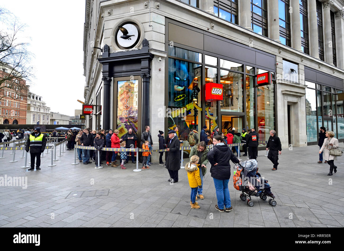 Londres, Angleterre, Royaume-Uni. Queue Devant la boutique Lego, Leicester Square Banque D'Images