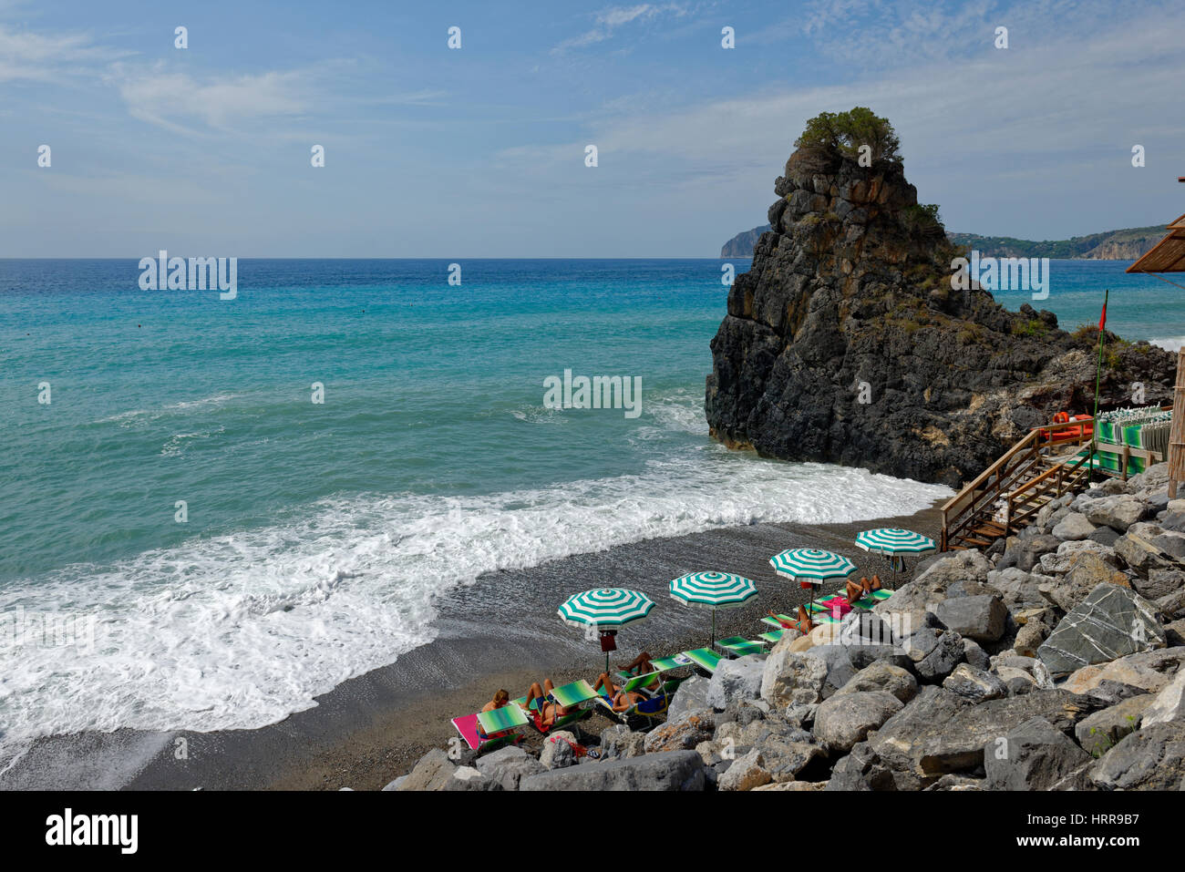 Plage avec parasols à Marina di Camerota, Parc National du Cilento, Province de Salerne, Campanie, Italie Banque D'Images