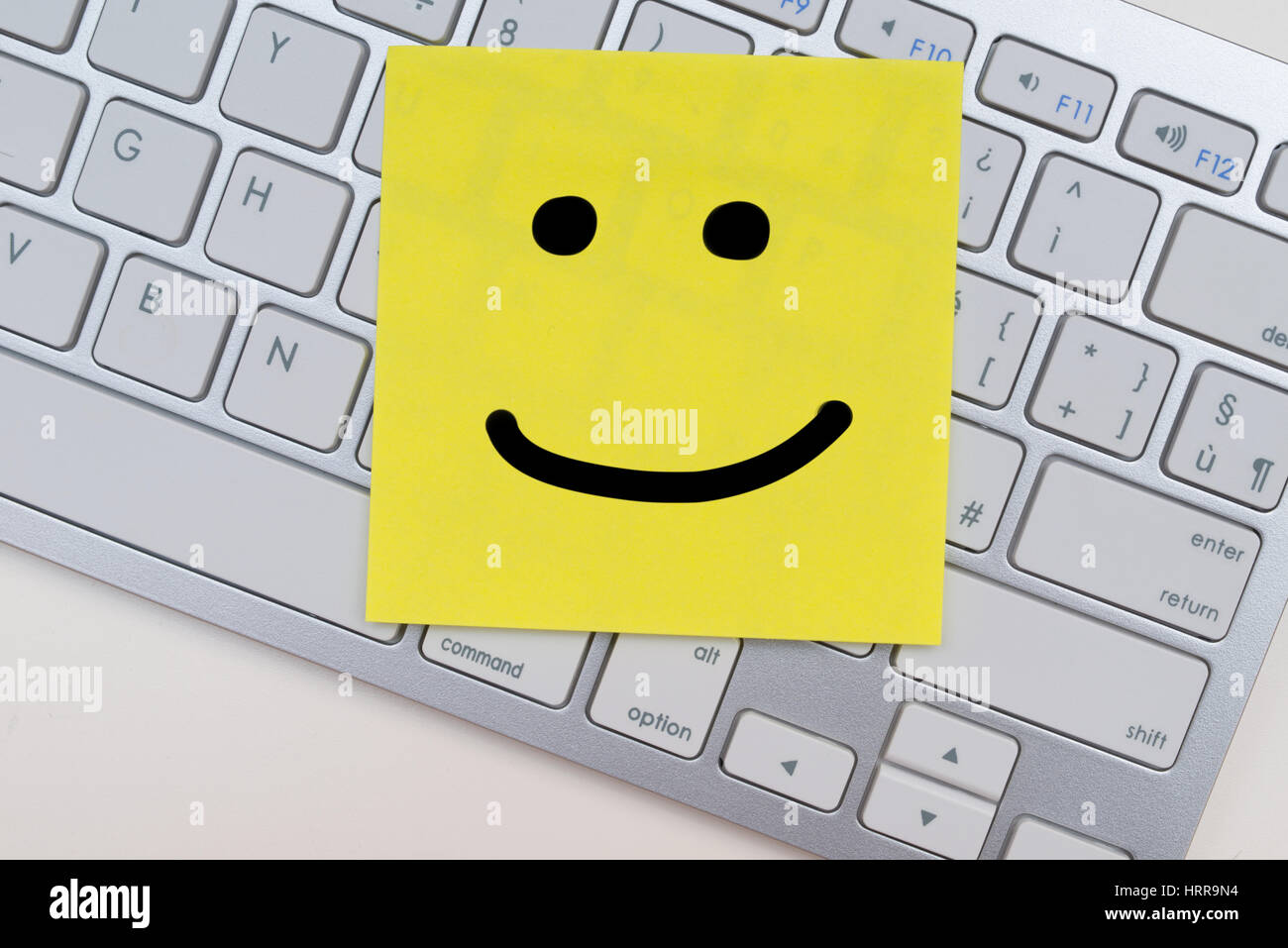 Smiley post-it sur un clavier Banque D'Images