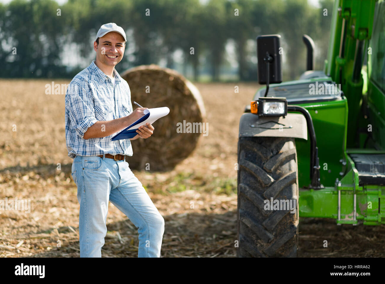 Smiling farmer écrit sur un document Banque D'Images