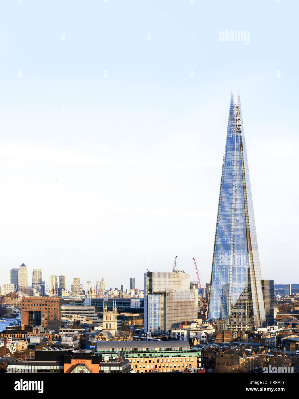 En regardant vers l'Est de Londres avec le fragment dans l'avant-plan et de Canary Wharf dans le lointain, Londres , Royaume-Uni Banque D'Images