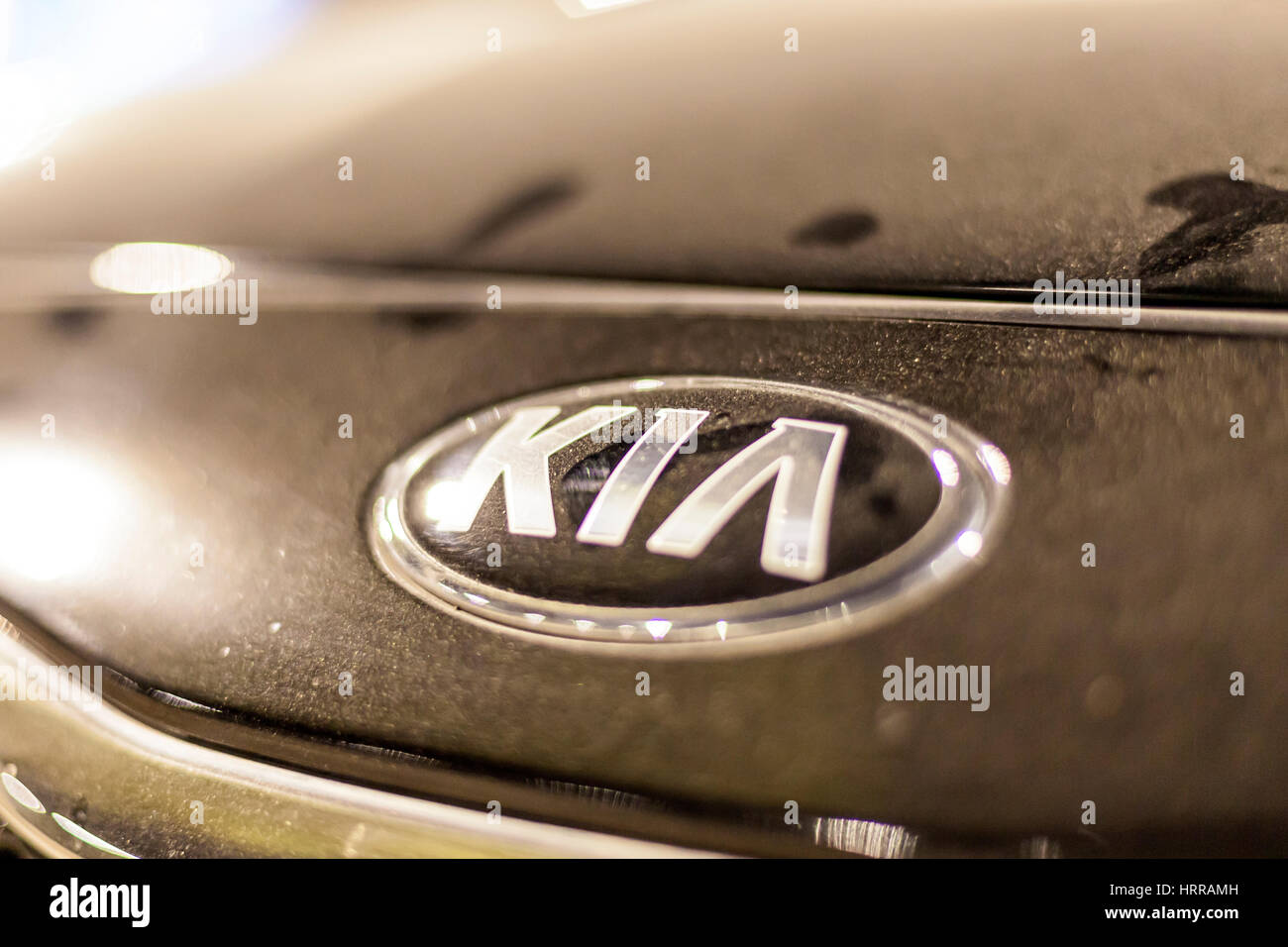 ABU DHABI, UAE - NOV 26, 2016 : KIA logo de l'entreprise sur une voiture éclairée la nuit Banque D'Images