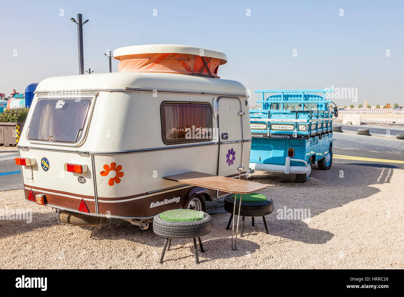 Dubaï, Émirats arabes unis - 27 nov., 2016 : Volkswagen T1 Historique avec une vieille caravane Eriba-Touring à la dernière sortie du parc de camions de nourriture à Dubaï, Émirats Arabes Unis Banque D'Images