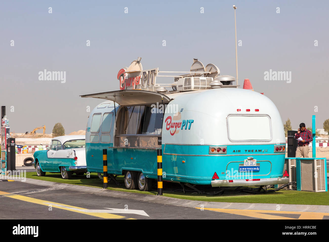 Dubaï, Émirats arabes unis - 27 nov., 2016 : caravane Airstream converti à un camion alimentaire alimentaire à la dernière sortie sur le parc de camions de l'autoroute E11 entre Abu Dhabi et Duba Banque D'Images