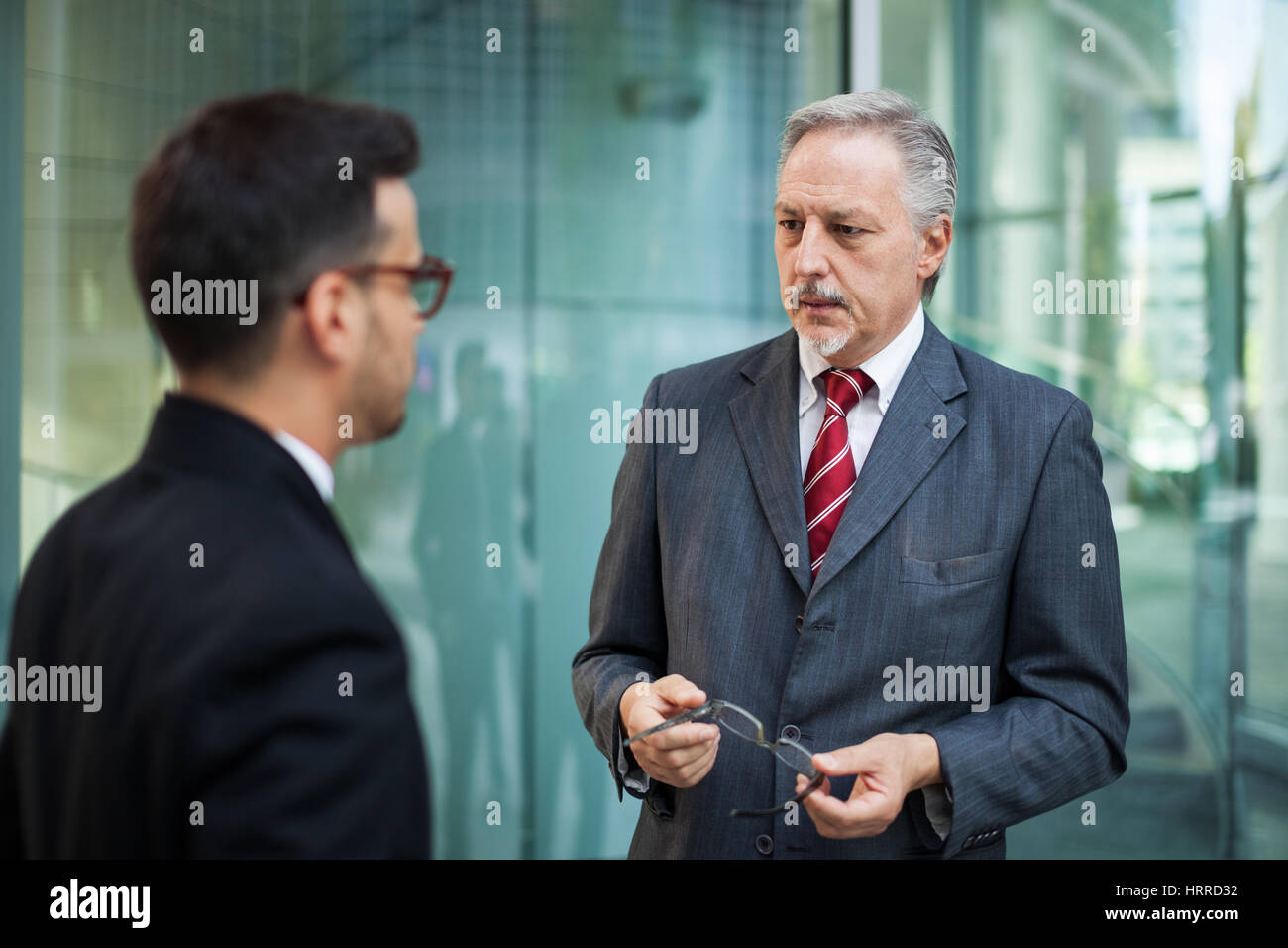 Les gens d'affaires ayant une conversation Banque D'Images