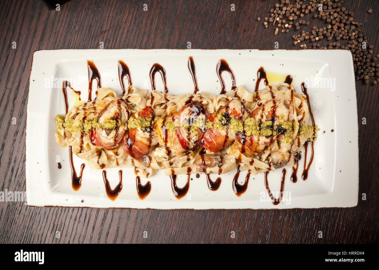 La farine de poulet en sauce pesto avec de la sauce soja Banque D'Images La farine de poulet en sauce pesto avec de la sauce soja Banque D'Images