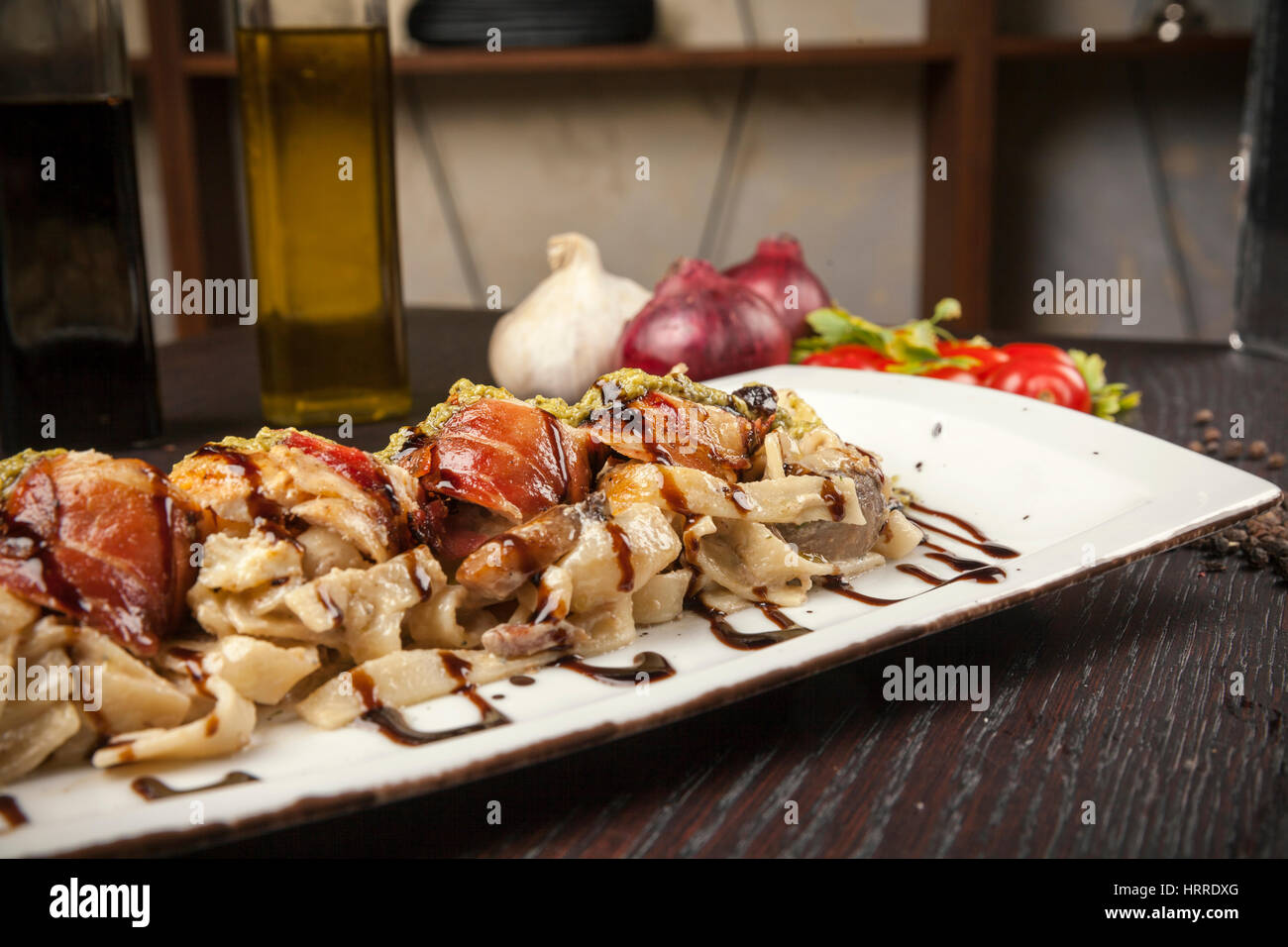 La farine de poulet en sauce pesto avec de la sauce soja Banque D'Images La farine de poulet en sauce pesto avec de la sauce soja Banque D'Images
