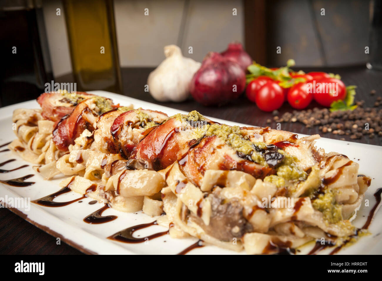 La farine de poulet en sauce pesto avec de la sauce soja Banque D'Images La farine de poulet en sauce pesto avec de la sauce soja Banque D'Images