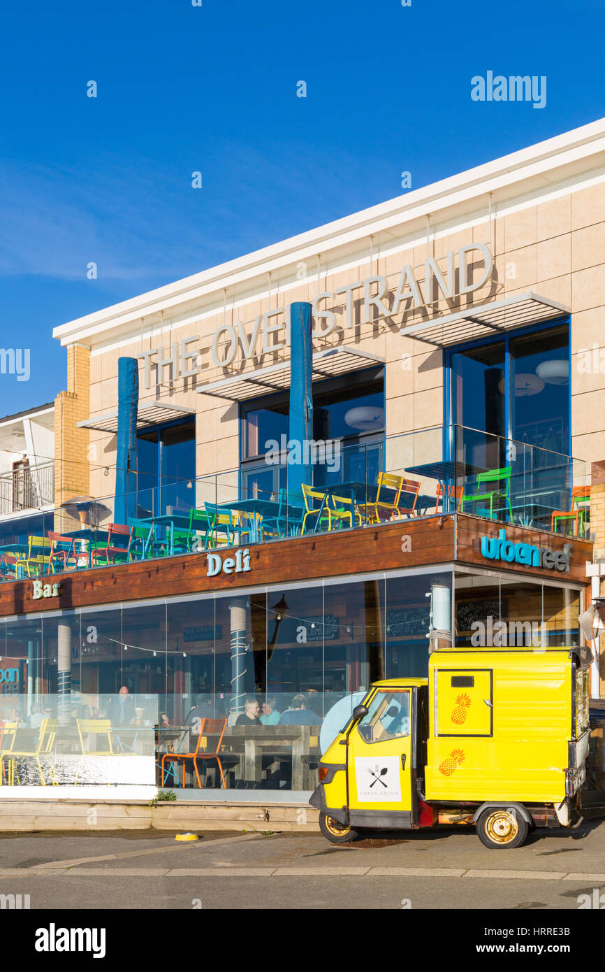 L'Overstrand Reef Cafe bar urbain à Boscombe Bournemouth, en janvier Banque D'Images