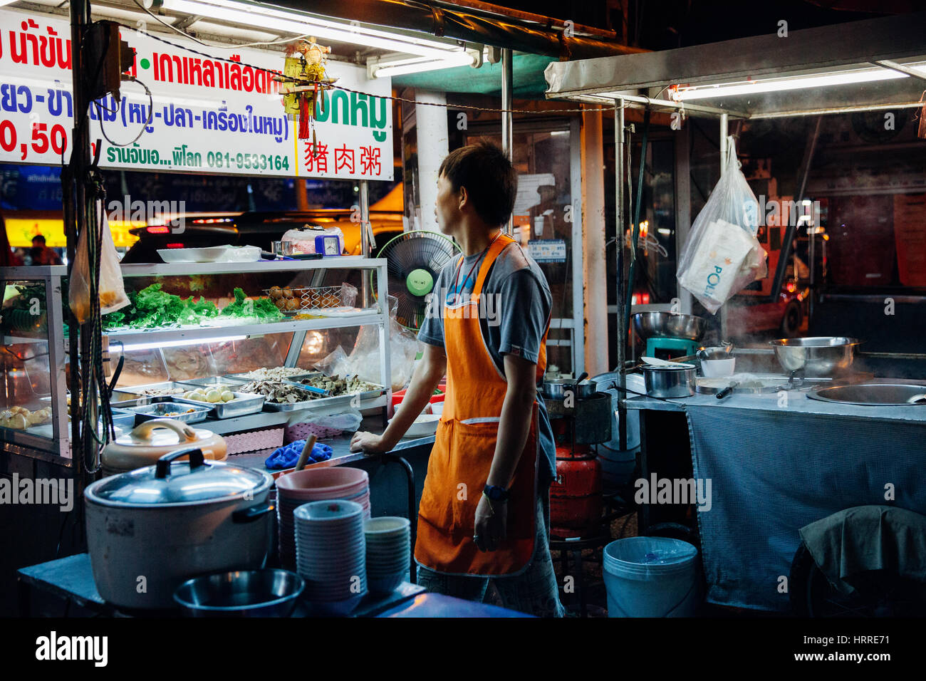 Chiang Mai, Thaïlande - 27 août 2016 : Food Vendor attend les clients au marché du samedi soir le 27 août 2016 à Chiang Mai, Thaïlande. Banque D'Images