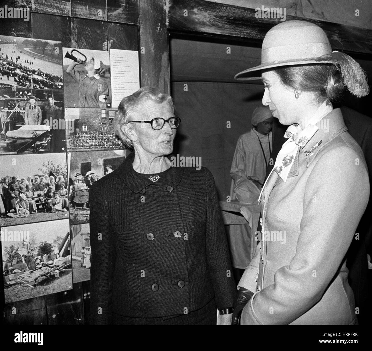 La princesse Anne (r), coiffé d'un chapeau orange et de costume, parler  avec Mairi Chisholm, 81, l'un des deux "Femmes d'Pervyse" qui ont mis en  place un poste de secours sur le